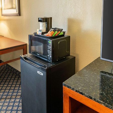 Quality Inn & Suites Seville Esterno foto