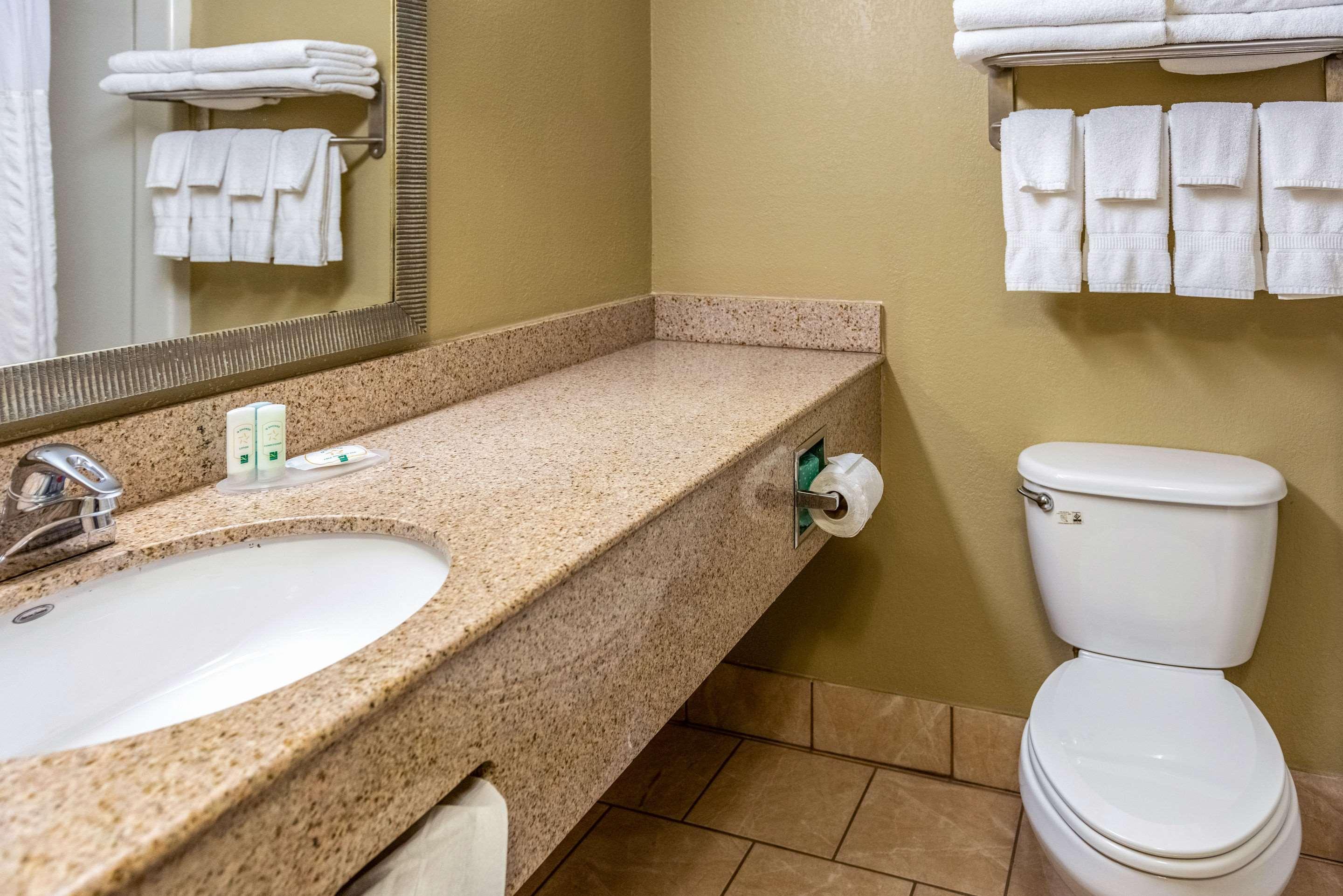Quality Inn & Suites Seville Esterno foto