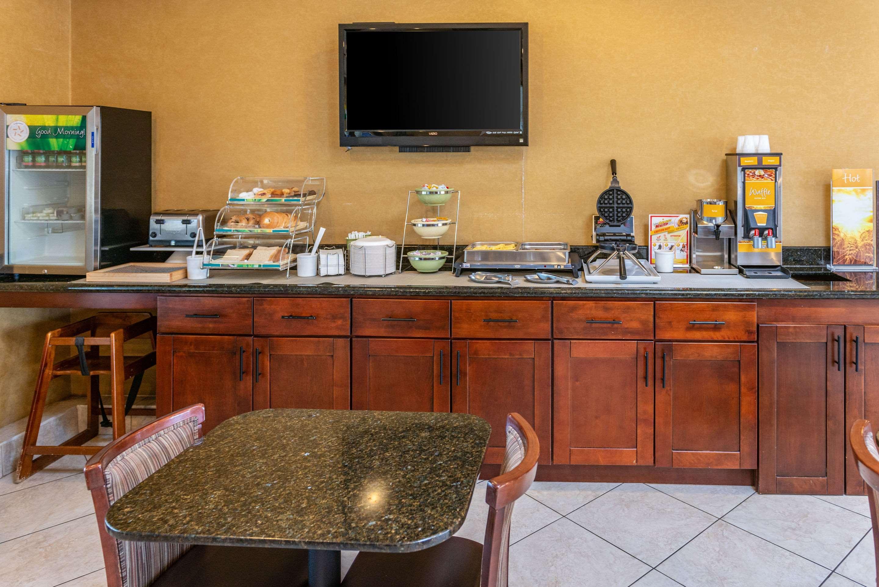 Quality Inn & Suites Seville Esterno foto