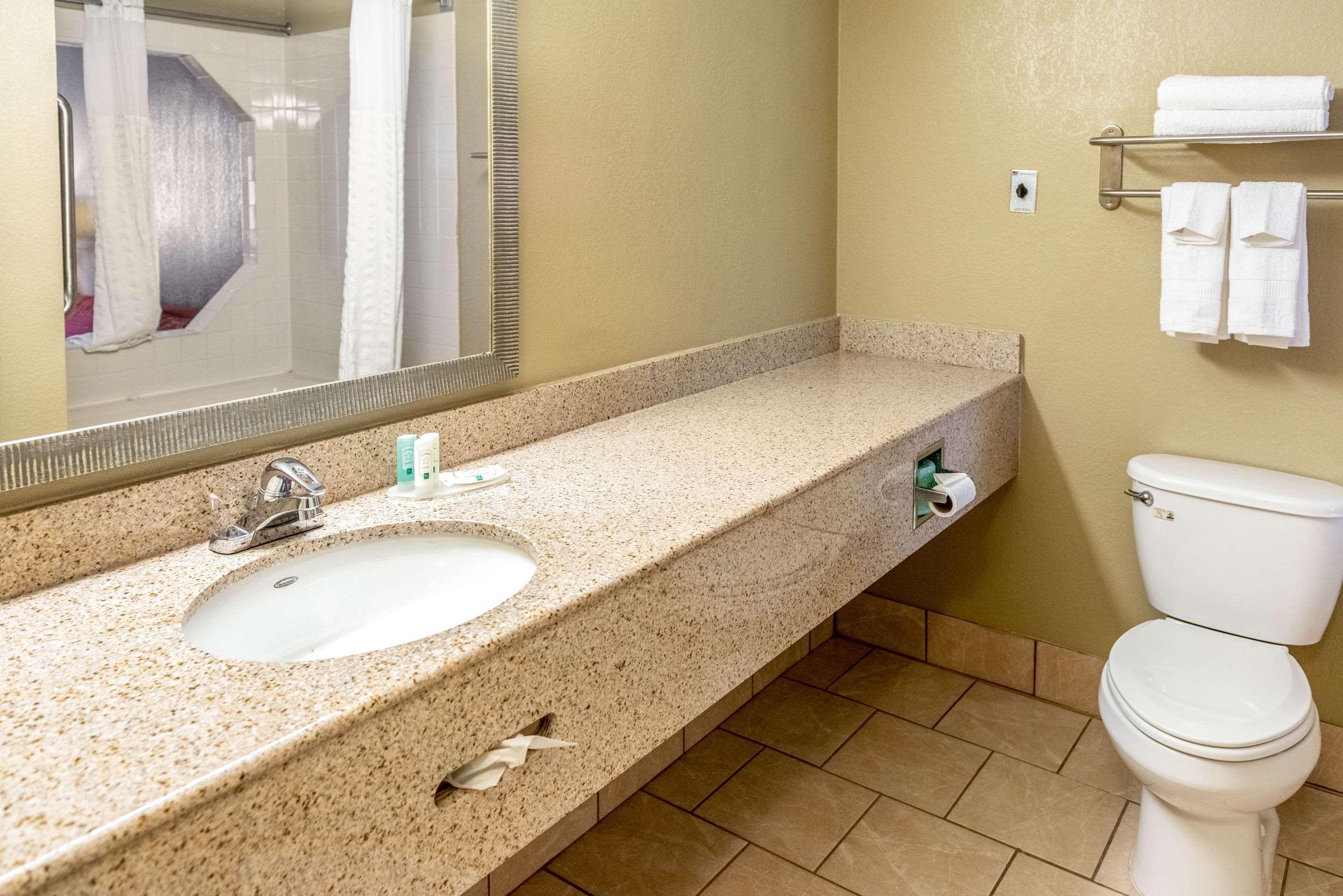 Quality Inn & Suites Seville Esterno foto
