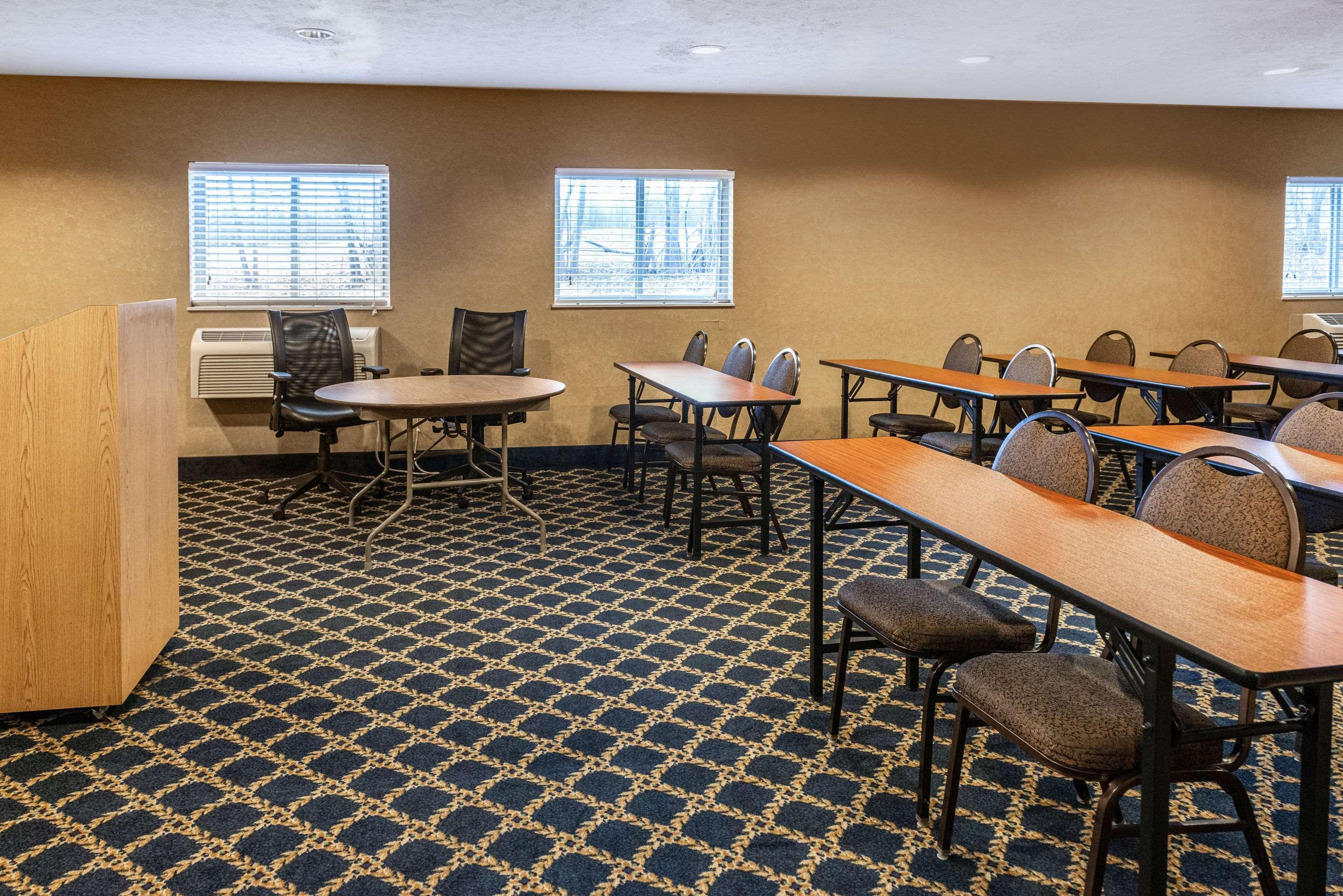Quality Inn & Suites Seville Esterno foto