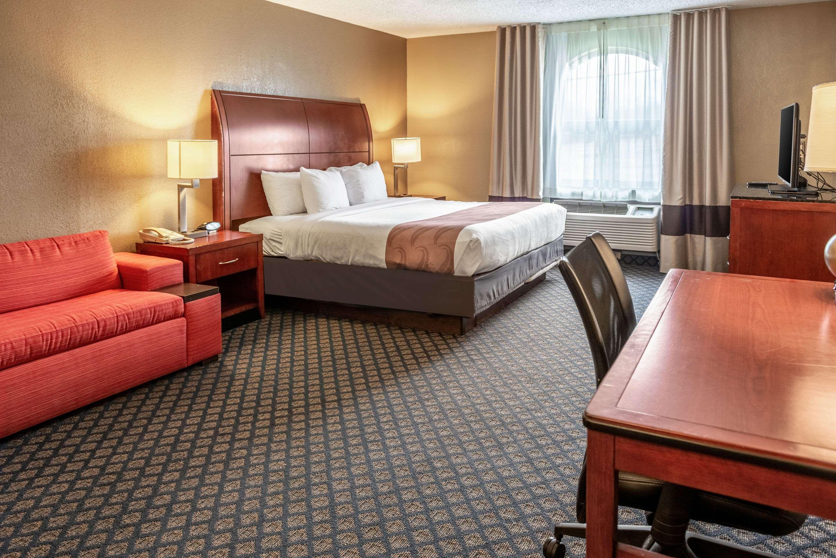 Quality Inn & Suites Seville Esterno foto