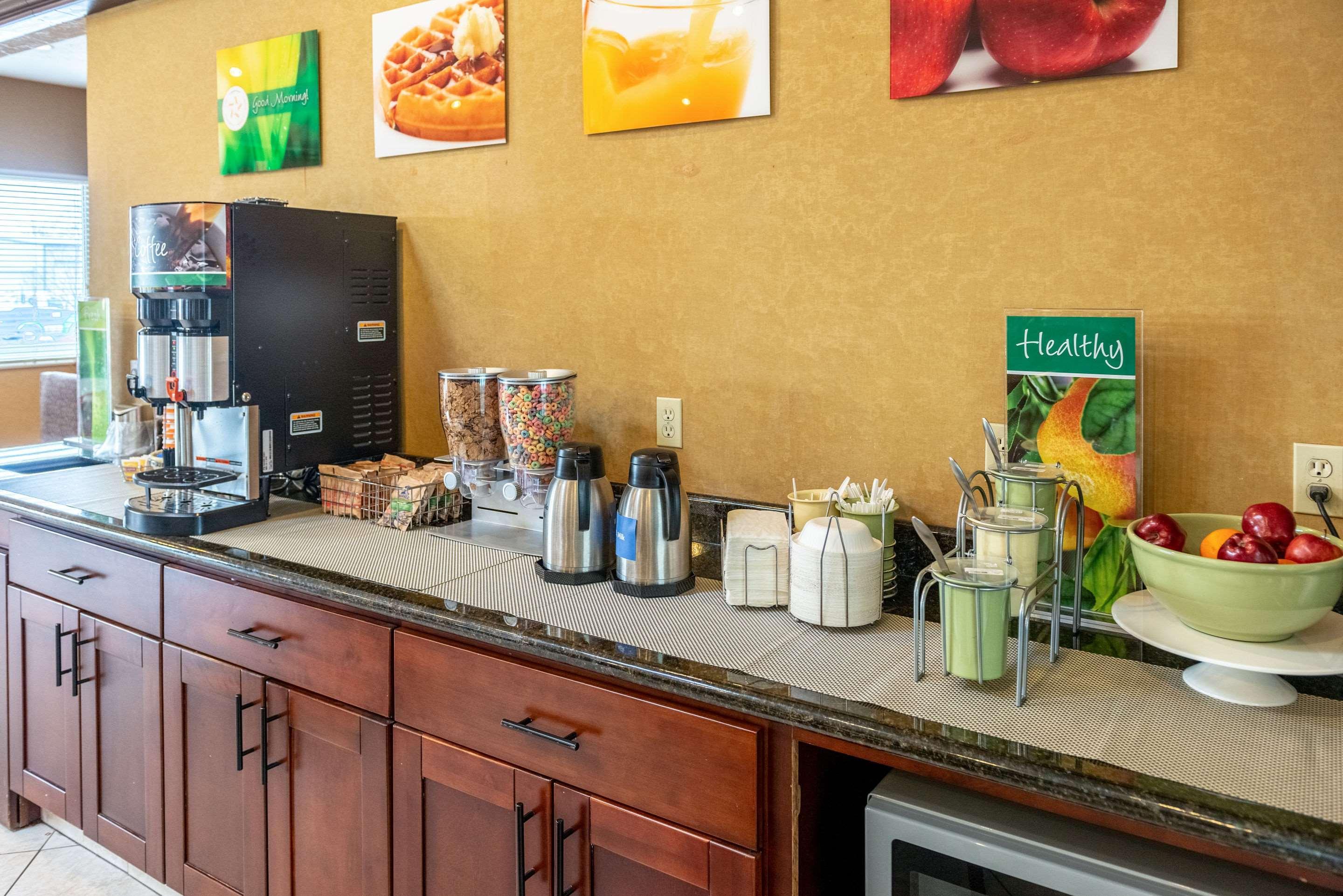 Quality Inn & Suites Seville Esterno foto