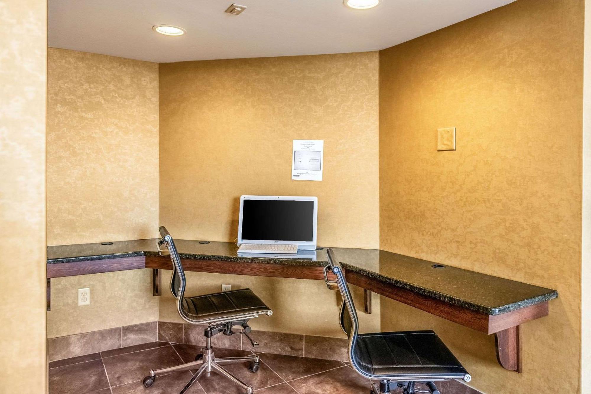 Quality Inn & Suites Seville Esterno foto