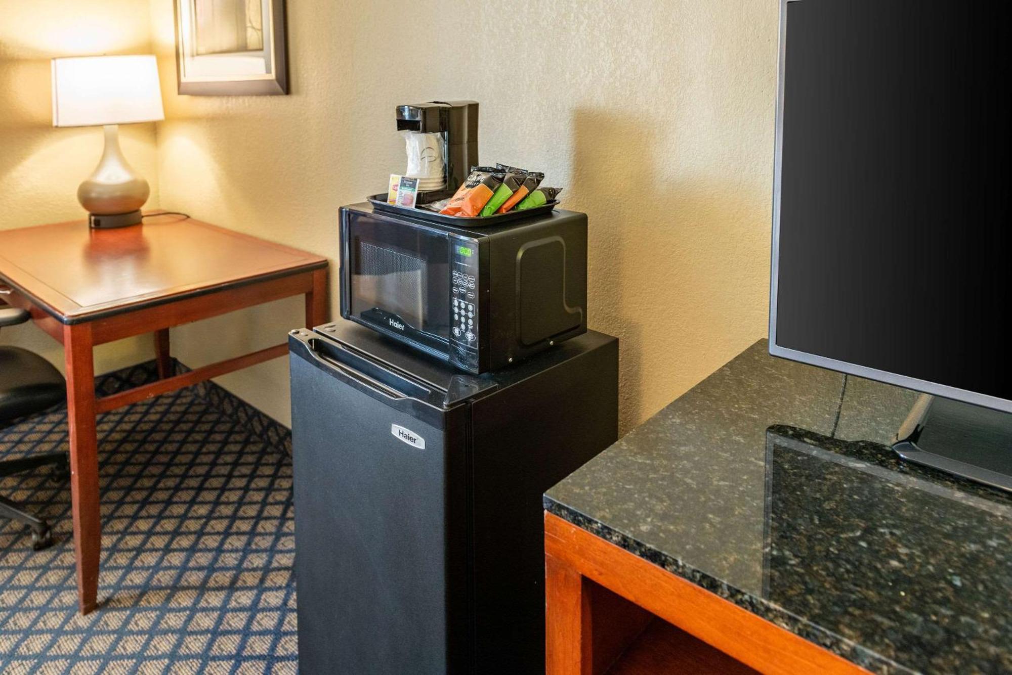 Quality Inn & Suites Seville Esterno foto
