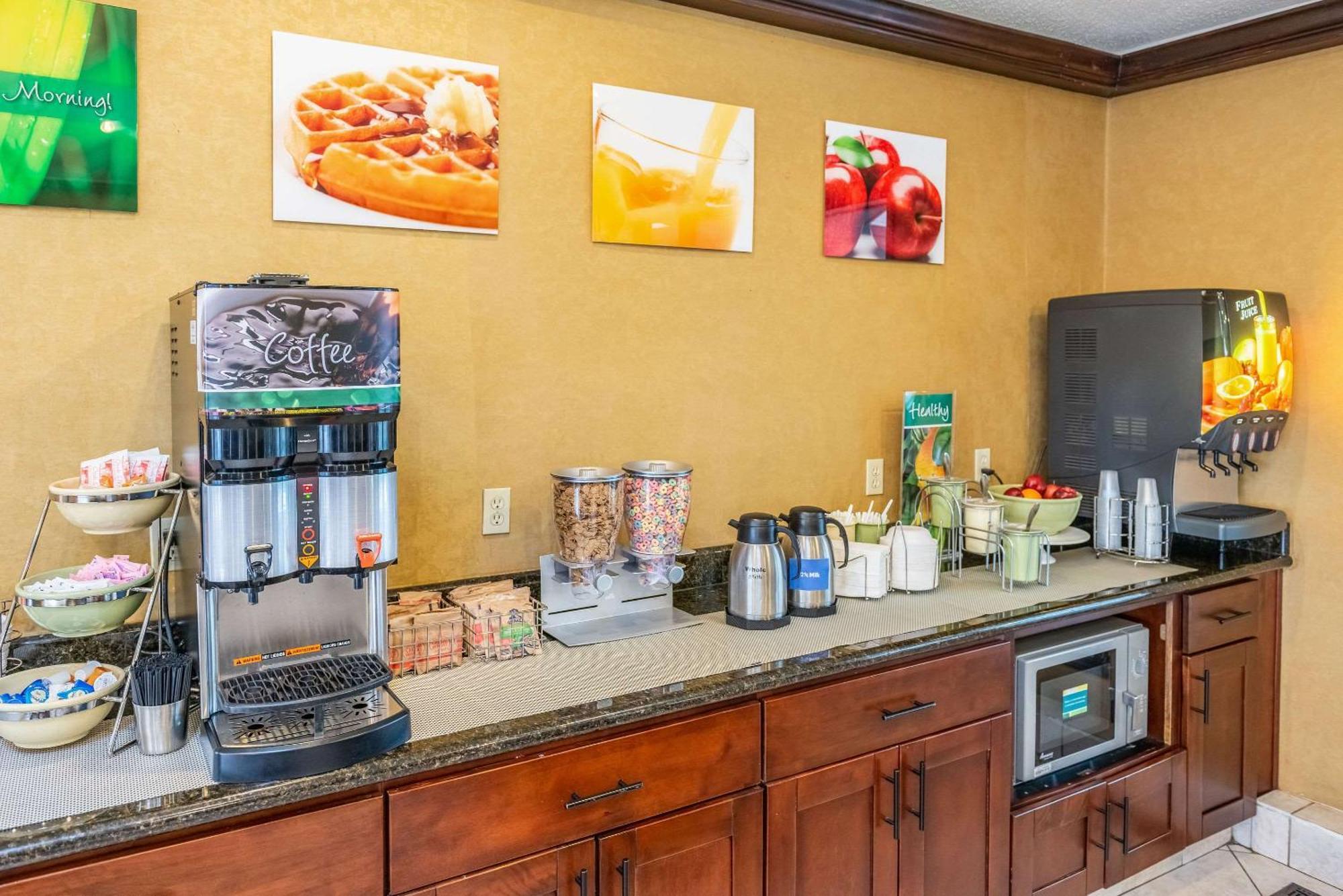Quality Inn & Suites Seville Esterno foto