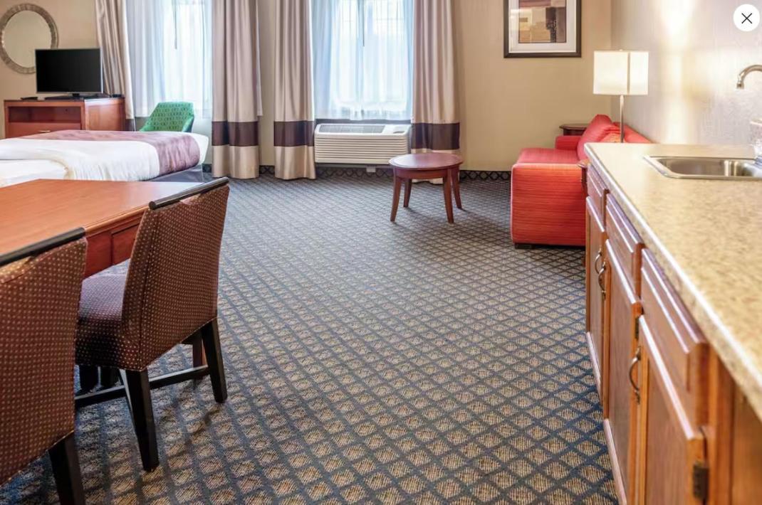 Quality Inn & Suites Seville Esterno foto
