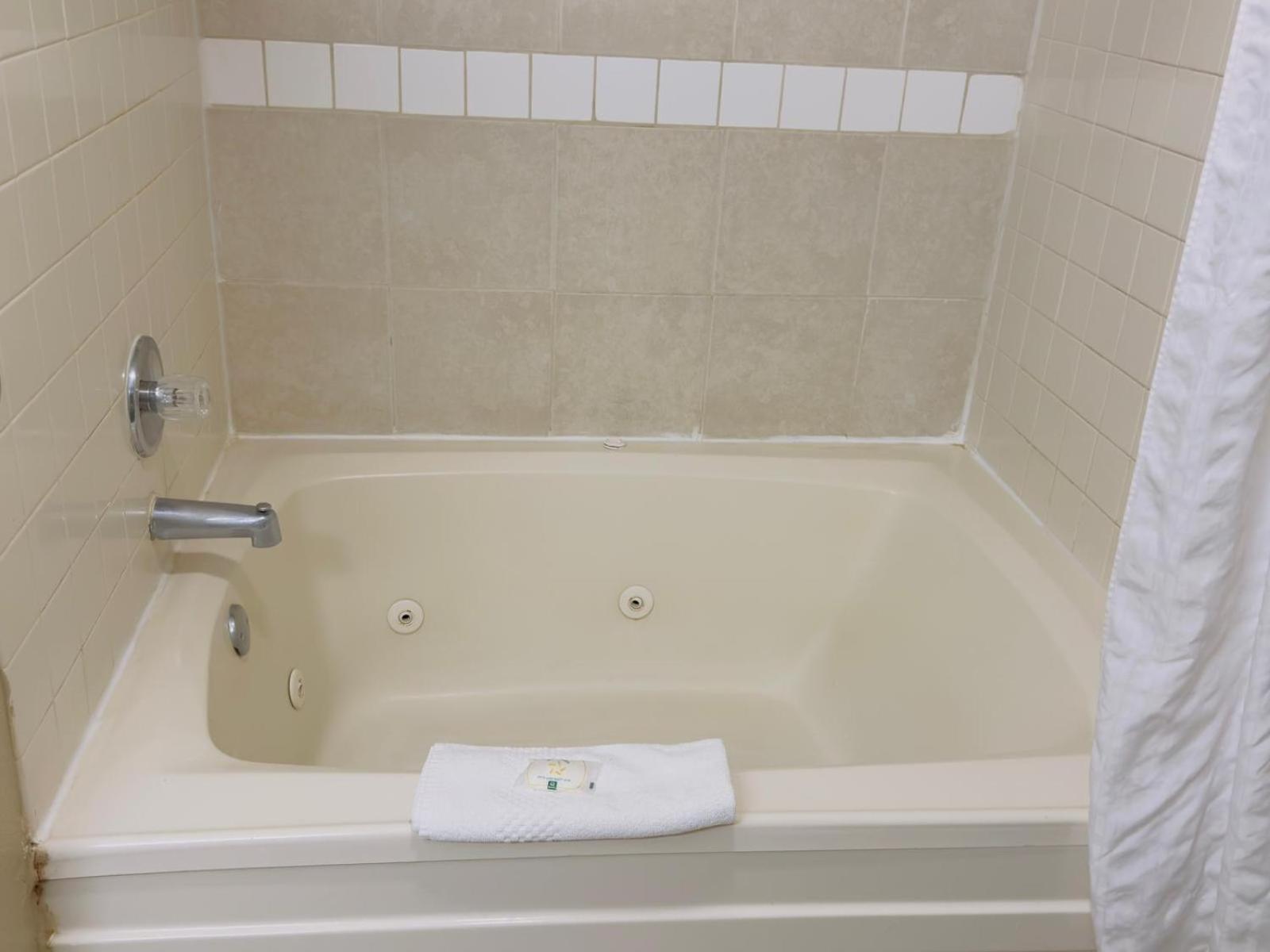 Quality Inn & Suites Seville Esterno foto