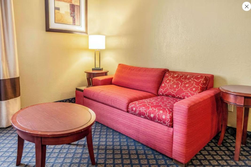 Quality Inn & Suites Seville Esterno foto
